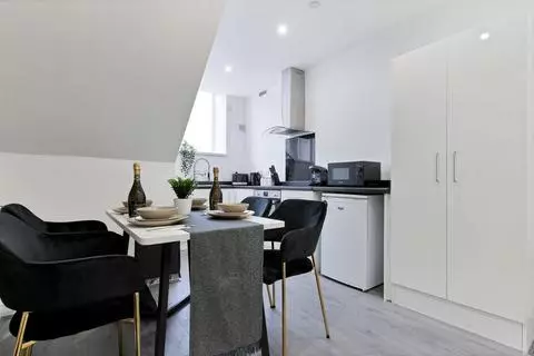 4 bedroom flat for sale