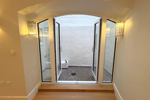 2 bedroom apartment to rent, Cathedral Yard, EXETER, EX1