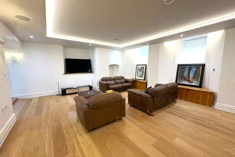 2 bedroom apartment to rent, Cathedral Yard, EXETER, EX1
