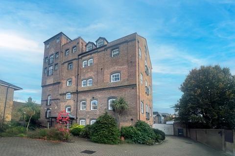 2 bedroom flat to rent, Church Street, Staines TW18