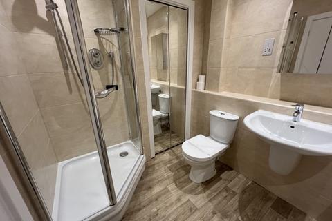 2 bedroom flat to rent, Church Street, Staines TW18