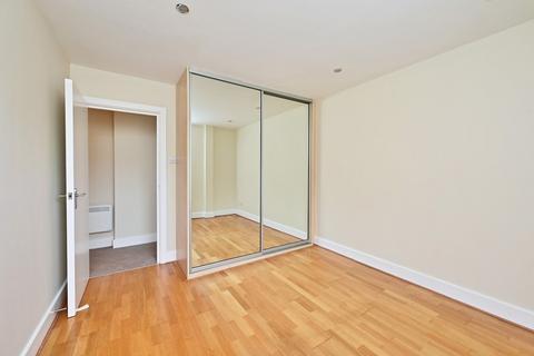 2 bedroom flat to rent, Church Street, Staines TW18