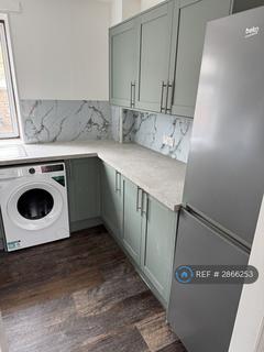 2 bedroom flat to rent, Diban Avenue, Hornchurch, RM12