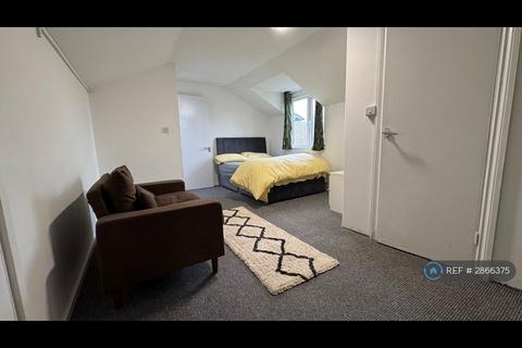 1 bedroom in a house share to rent, Starling Walk, Hampton, TW12