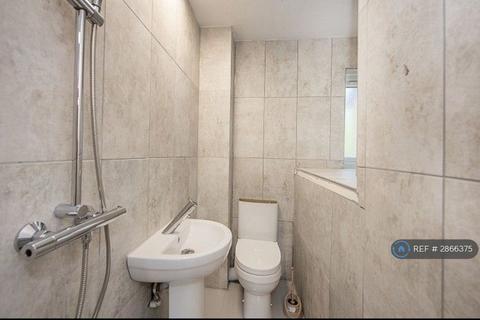 1 bedroom in a house share to rent, Starling Walk, Hampton, TW12