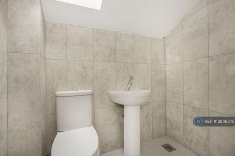 1 bedroom in a house share to rent, Starling Walk, Hampton, TW12