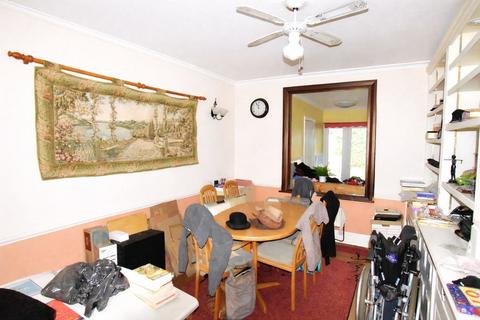 4 bedroom semi-detached house for sale, The Gardens, Harrow