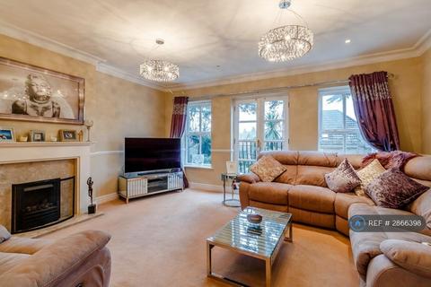4 bedroom terraced house to rent, The Laurels, Weybridge, KT13