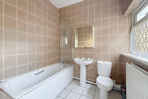 3 bedroom terraced house to rent, Victoria Street, Chesterton, Newcastle