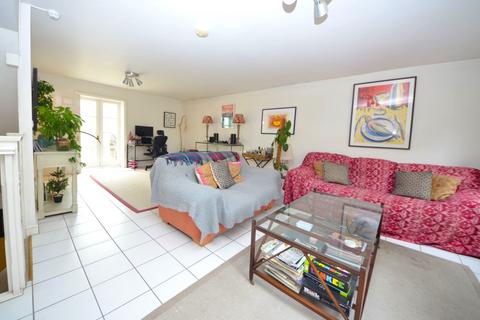 3 bedroom semi-detached house to rent, Kelly Avenue, Peckham SE15
