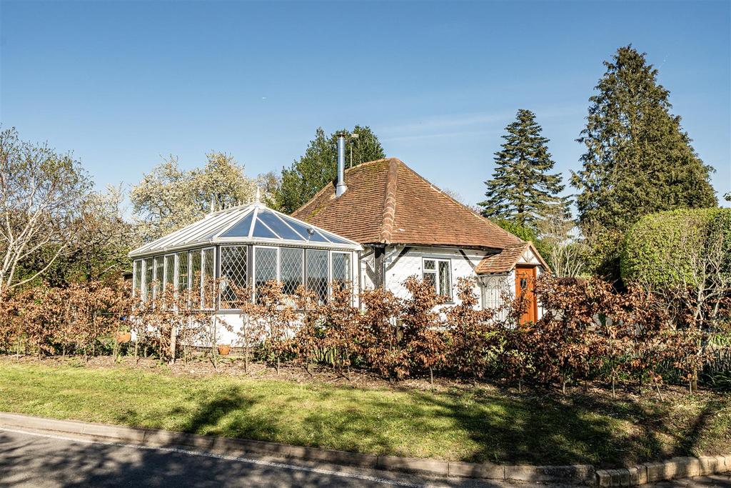 2 bedroom bungalow for sale in West Horsley on OnTheMarket