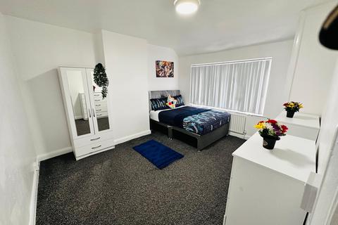 1 bedroom in a house share to rent, Lady Margaret Road, Southall, UB1 2PY