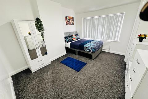 1 bedroom in a house share to rent, Lady Margaret Road, Southall, UB1 2PY