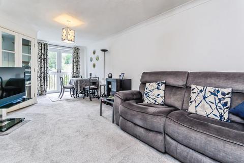 2 bedroom flat for sale, Croydon Road, Caterham, Surrey, CR3