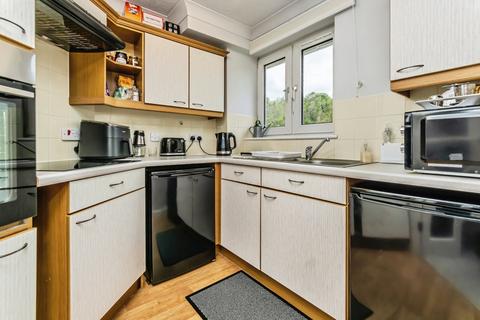 2 bedroom flat for sale, Croydon Road, Caterham, Surrey, CR3