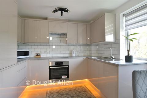 2 bedroom apartment for sale, Connington Crescent, Chingford
