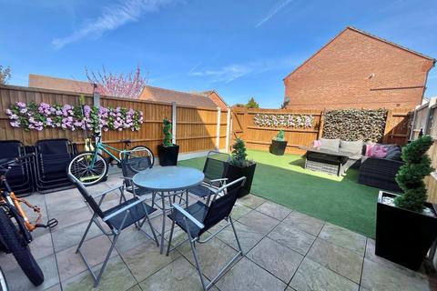 4 bedroom semi-detached house to rent, Nightingale Crescent, Harold Wood