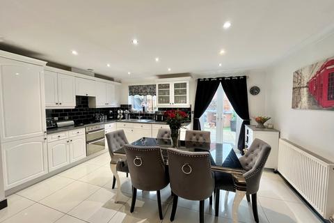 4 bedroom semi-detached house to rent, Nightingale Crescent, Harold Wood