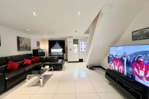 4 bedroom semi-detached house to rent, Nightingale Crescent, Harold Wood