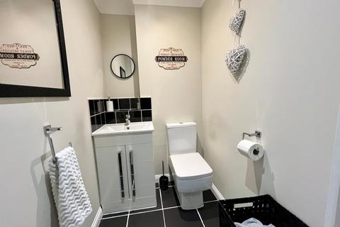 4 bedroom semi-detached house to rent, Nightingale Crescent, Harold Wood