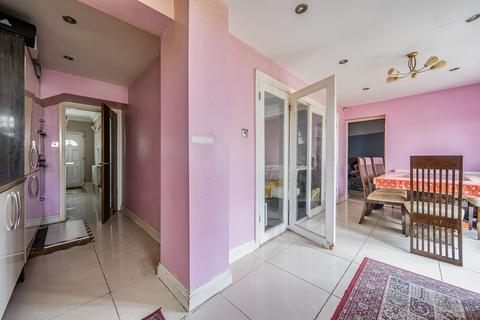 4 bedroom semi-detached house for sale, Cedar Avenue, East Barnet, Barnet, Greater London, EN4