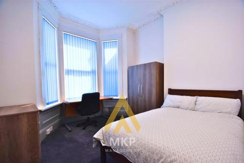 4 bedroom end of terrace house to rent, Derry Avenue, Plymouth PL4