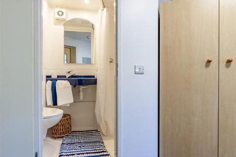1 bedroom in a flat share to rent, Polhill Avenue, Bedford MK41