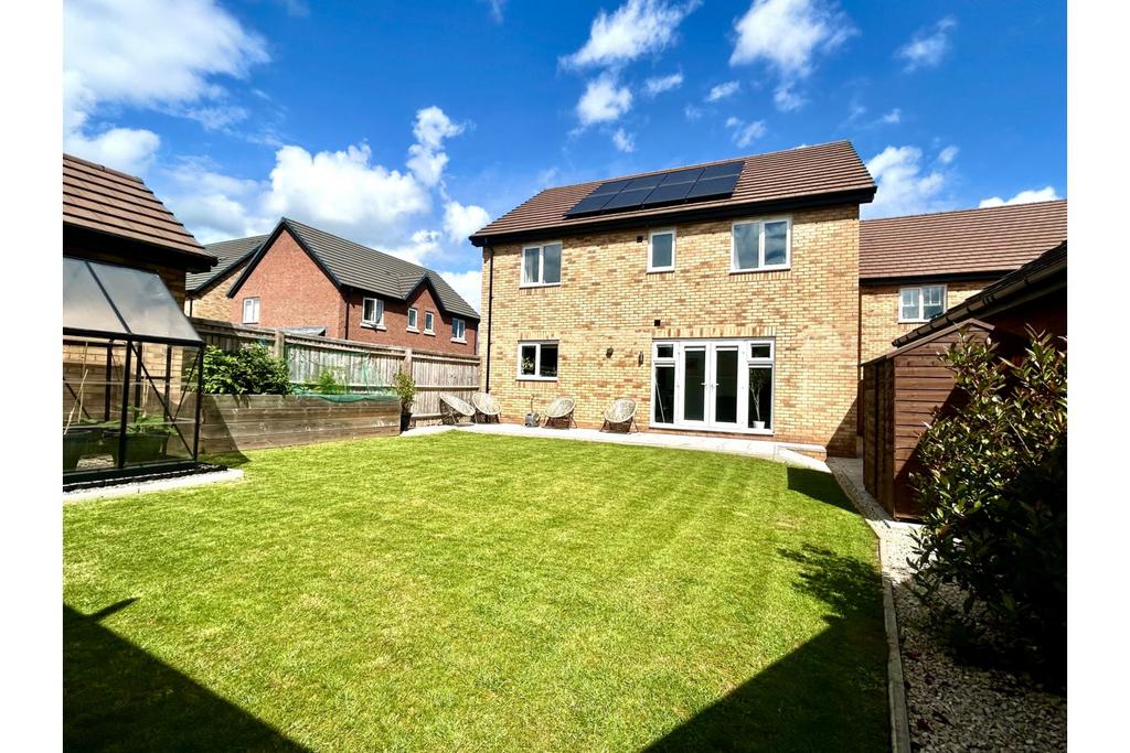 4 bedroom detached house for sale