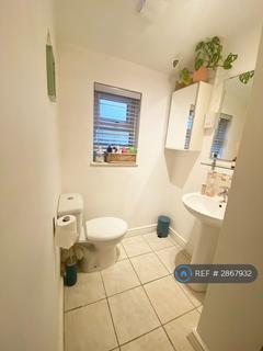 2 bedroom flat to rent, Hale Road, Altrincham, WA15