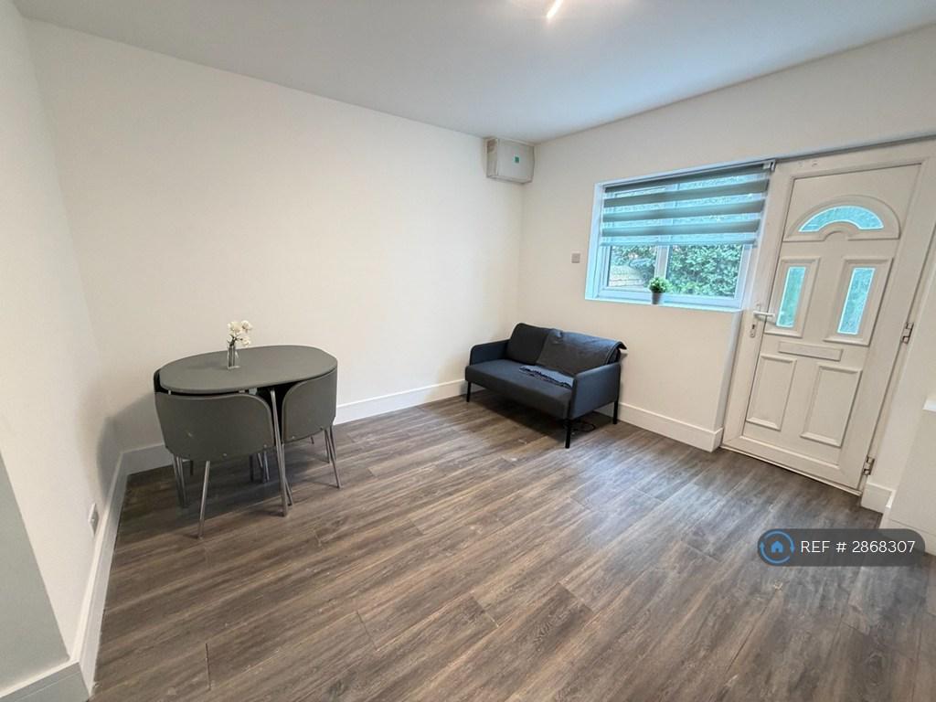 School Road, Tilehurst, Reading, RG31 1 bed flat - £975 pcm (£225 pw)
