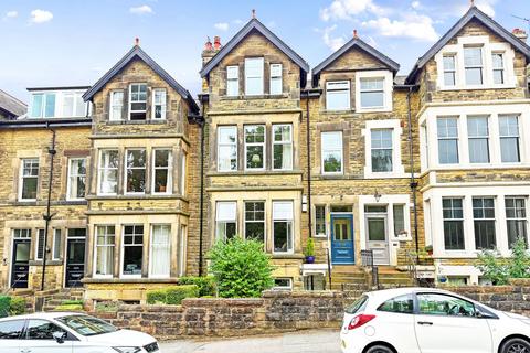 4 bedroom flat for sale, Harlow Moor Drive, Harrogate, HG2