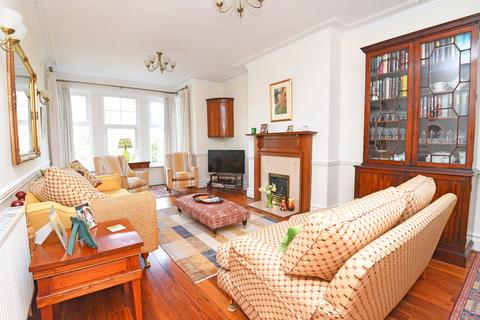 4 bedroom flat for sale, Harlow Moor Drive, Harrogate, HG2