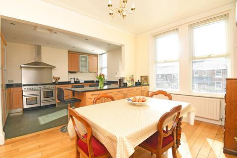 4 bedroom flat for sale, Harlow Moor Drive, Harrogate, HG2