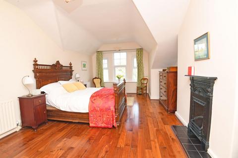 4 bedroom flat for sale, Harlow Moor Drive, Harrogate, HG2