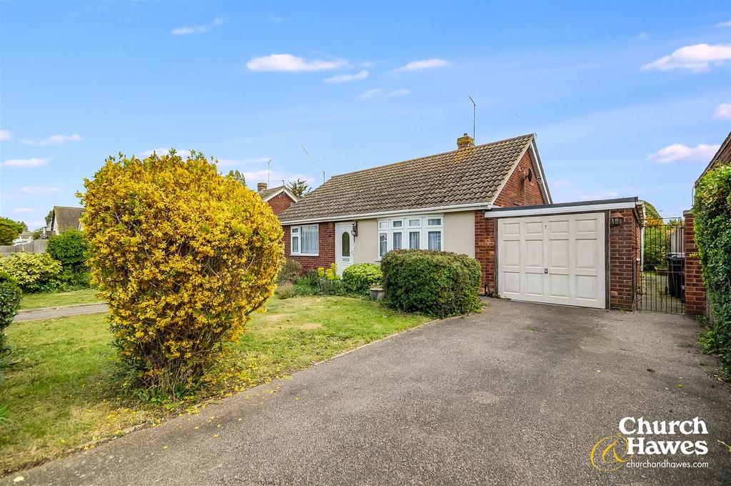 3 bedroom detached bungalow for sale in Mayland on OnTheMarket