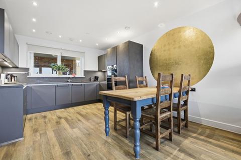 2 bedroom flat for sale, Auckland Road, London E10
