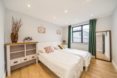 3 bedroom flat to rent, Dudden Hill Lane, London NW10
