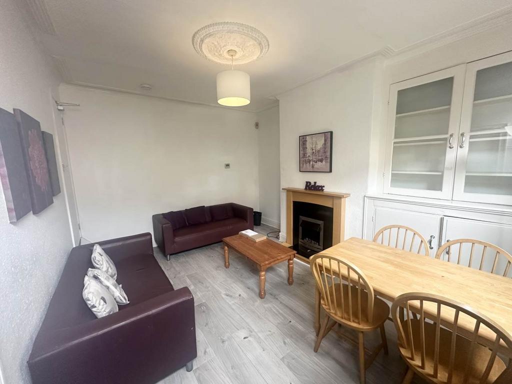 Wetherby Grove, Leeds LS4 - View 2