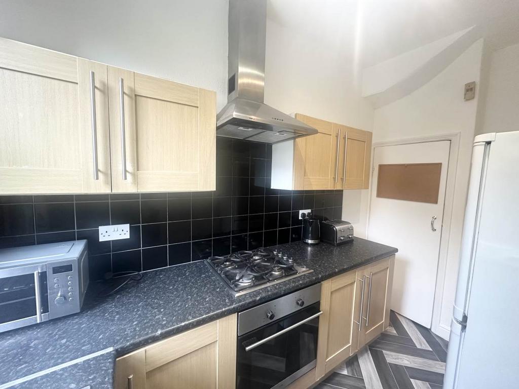 Wetherby Grove, Leeds LS4 - More