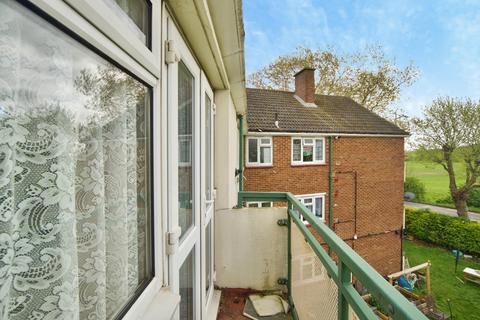 2 bedroom flat for sale, Brading Crescent, London, E11