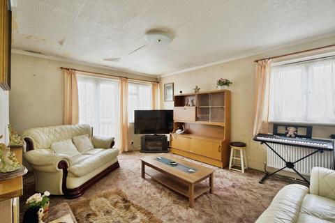2 bedroom flat for sale, Brading Crescent, London, E11