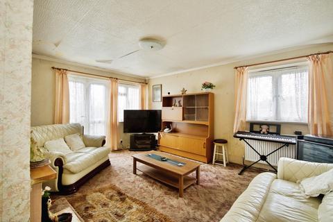 2 bedroom flat for sale, Brading Crescent, London, E11