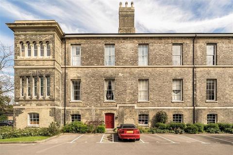 2 bedroom flat for sale, Gilbert Close, LONDON SE18