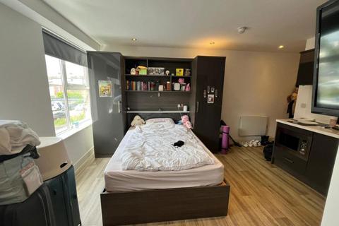 Studio to rent, Andromeda House