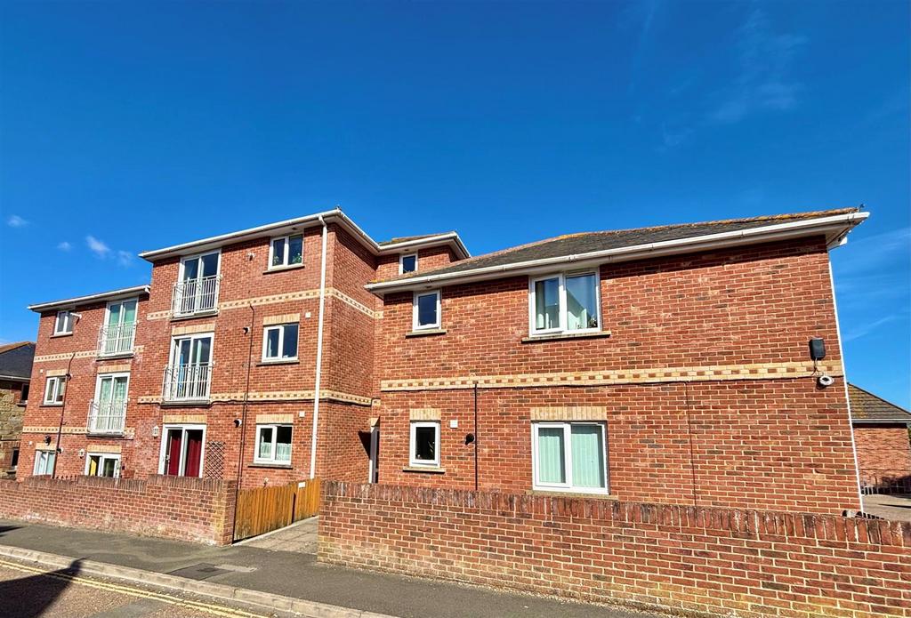 Brooklands, Queens Road, Freshwater 2 bed flat - £895 pcm (£207 pw)