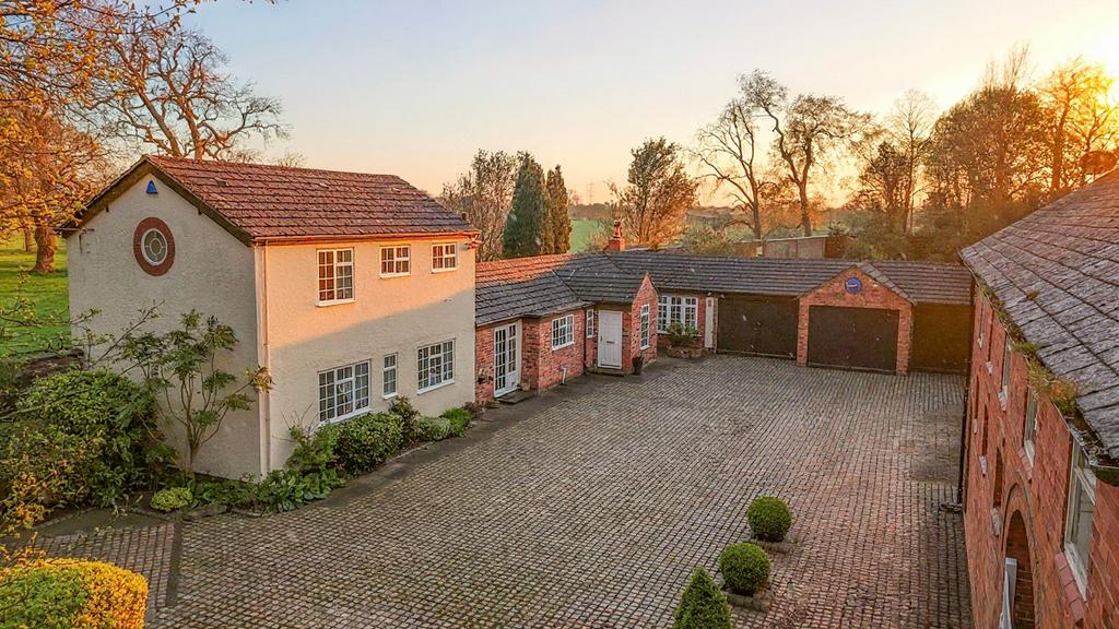 Badgers Rake Lane, Ledsham, CH66 4 bed detached house - £700,000