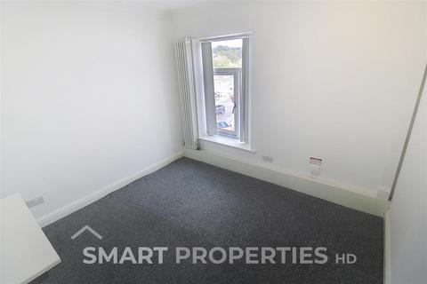 3 bedroom flat to rent, Thornton Lodge Road, Huddersfield HD1