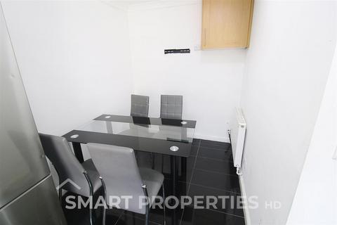 3 bedroom flat to rent, Thornton Lodge Road, Huddersfield HD1