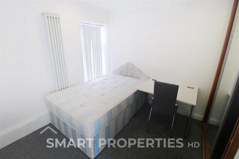 3 bedroom flat to rent, Thornton Lodge Road, Huddersfield HD1
