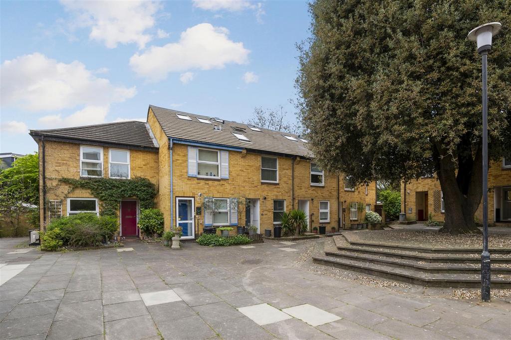 Detached house exterior, driveway